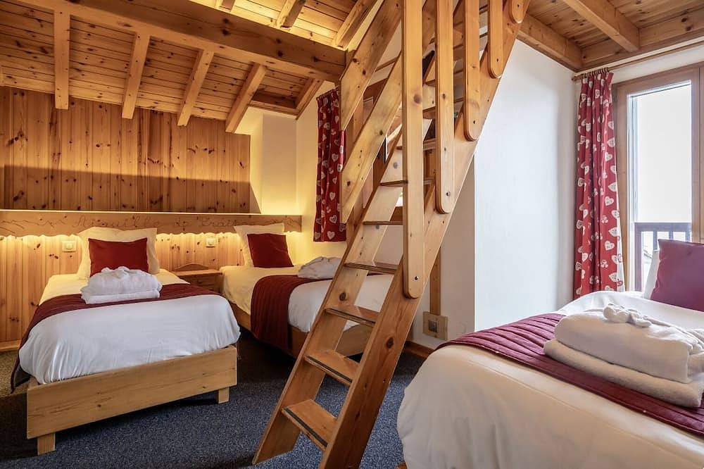 Chalet Versoye self-catered chalet, ensuite beds, spa, boot warmer. Sleeps 12. in La Plagne, Bellentre