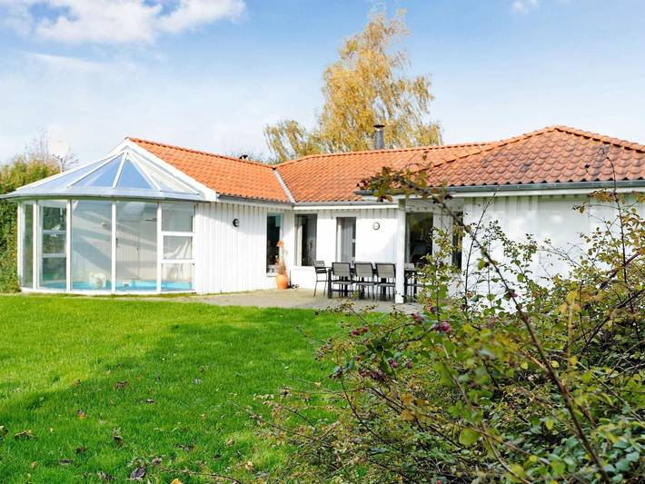 Ferienhaus für 8 Personen, mit Sauna und Pool sowie Terrasse und Garten, kinderfreundlich in Pøt Strandby