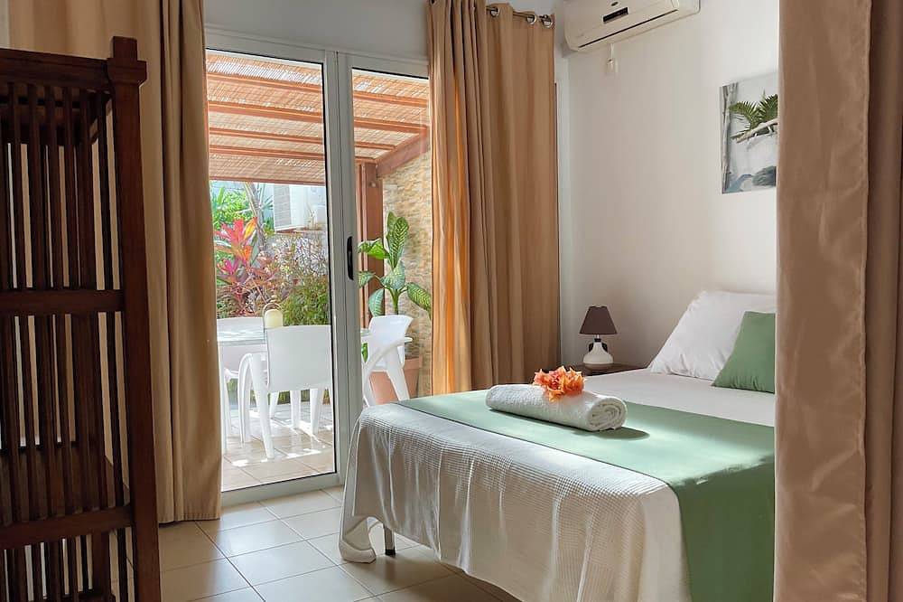 Bungalow, 10-minute walk from Etang-Salé les Bains beach, sleeps 2 to 4. in L'Étang-Salé, La Réunion