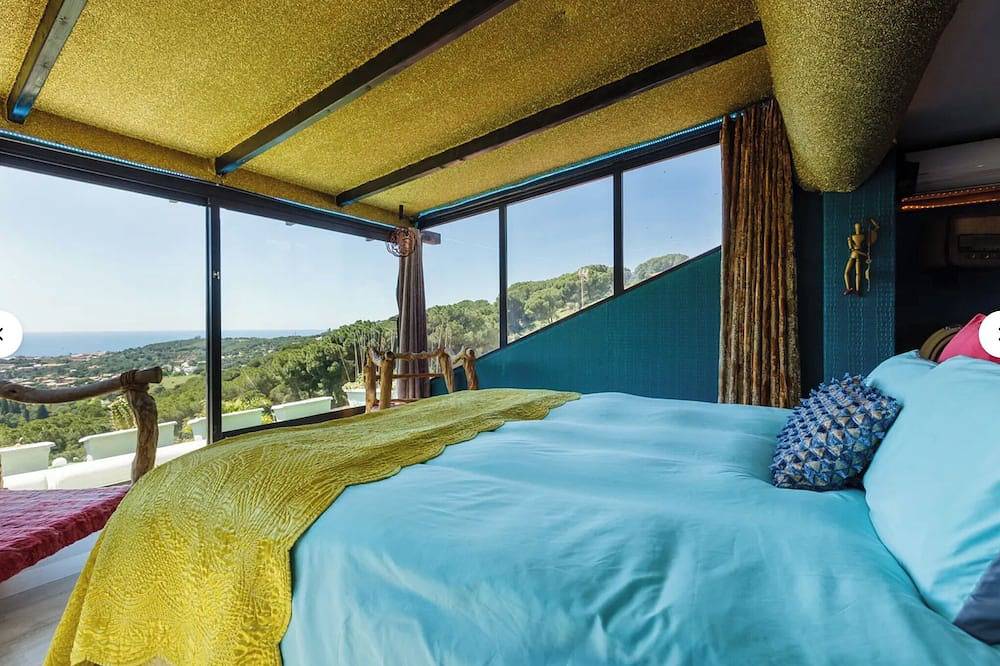 Spectacular sea and mountain views in a house designed by an artist in Teià, Costa del Maresme