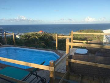 Gîte pour 3 personnes, avec vue ainsi que jardin et piscine à Le Moule