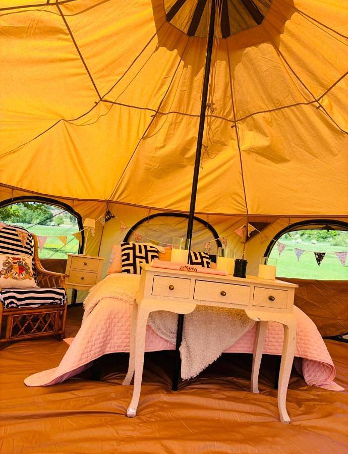 Glamping for 4 people, with garden and lake view as well as view, with pets in Hertfordshire