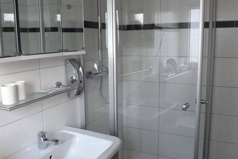 Tweepersoonskamer douche / Wc / balkon - Winzerhaus Haas-Lenz in Zell Stadt (Mosel), Zell (Cochem-Zell)