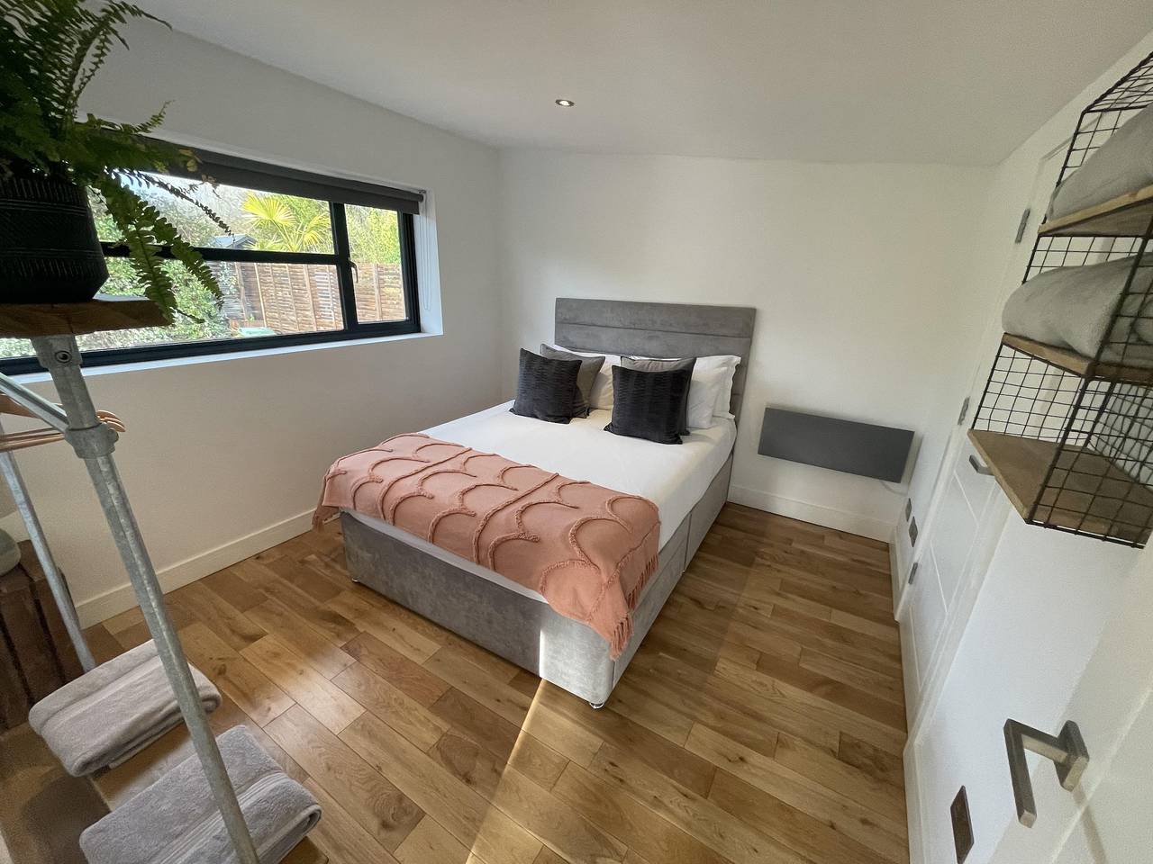 Maygrove Retreat - Sleeps 2 - Jacuzzi & boat hire in Thorpe Park, Berkshire