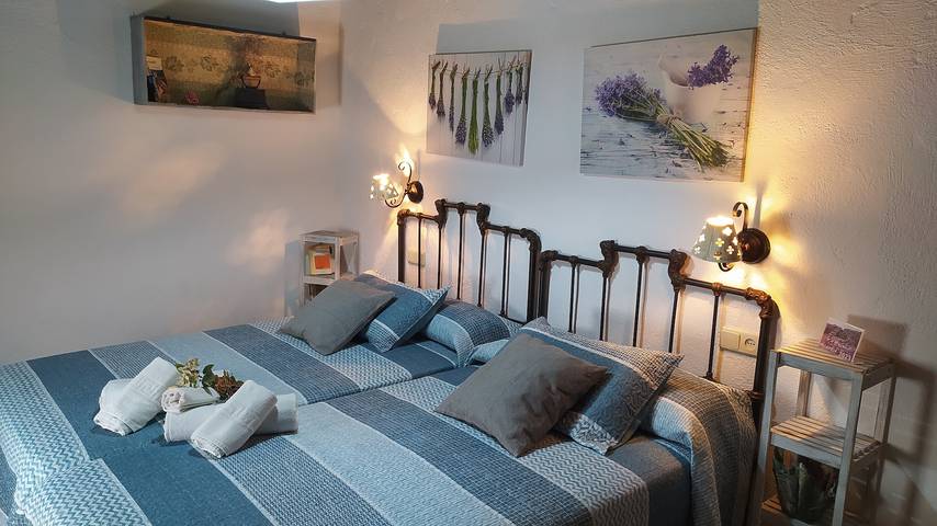 Casa rural para 8 personas, con vistas además de balcón y jardín en Algarinejo