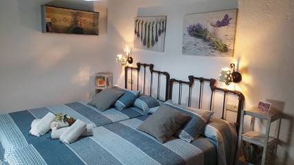 Casa rural para 8 personas, con vistas además de balcón y jardín en Algarinejo