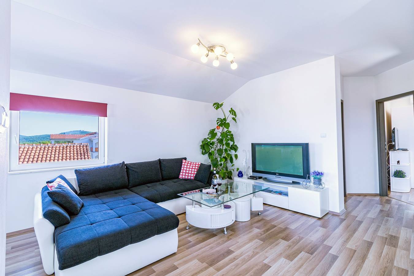 Ganze Wohnung, 2-Zimmer-Ferienwohnung mit Balkon und Meerblick Bilice, Krka A-13545-a in Bilice, Šibenik-Knin