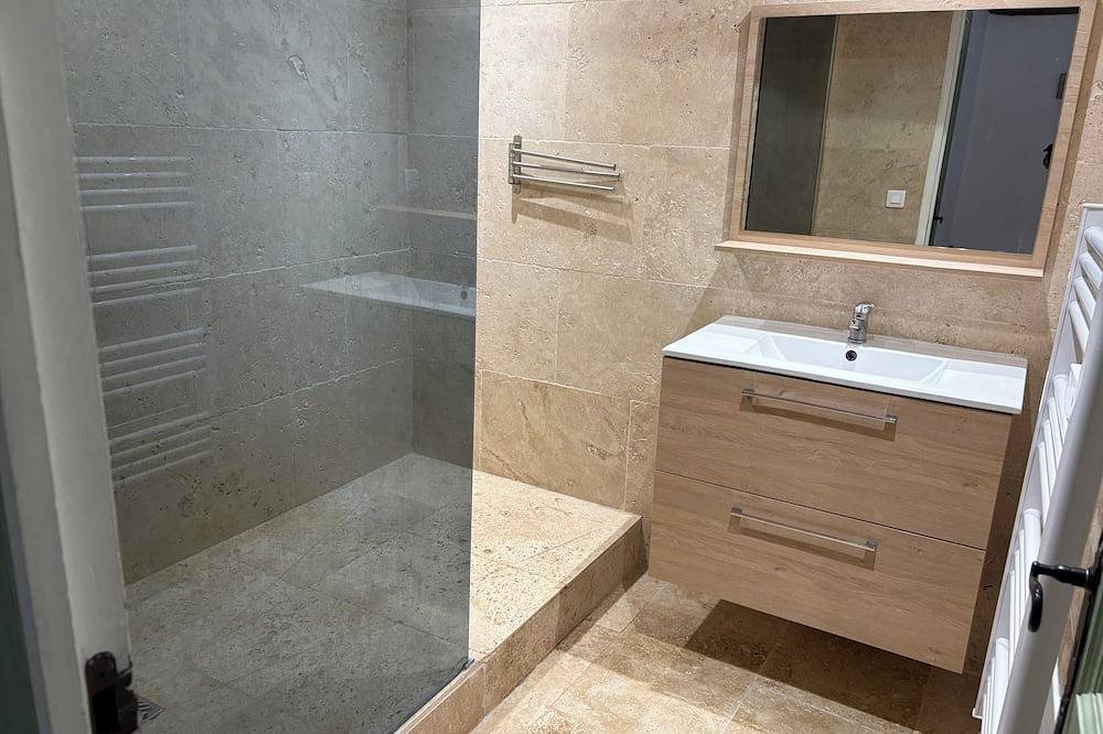 Apartamento entero, T3, renovated in a charming estate surrounded by nature in the Haut Var in Régusse, Región Brignoles