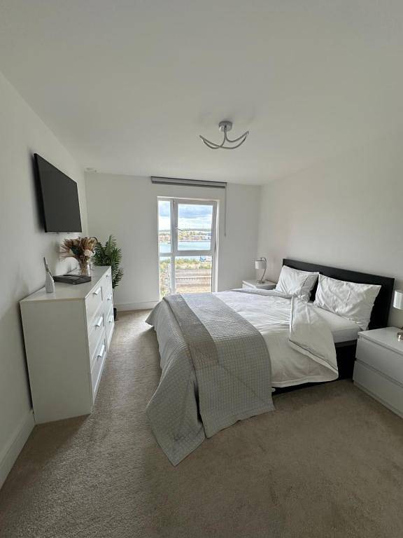 Entire apartment, 2 bed 2 bath Waterfront Luxury Apartment in Southampton, South East England