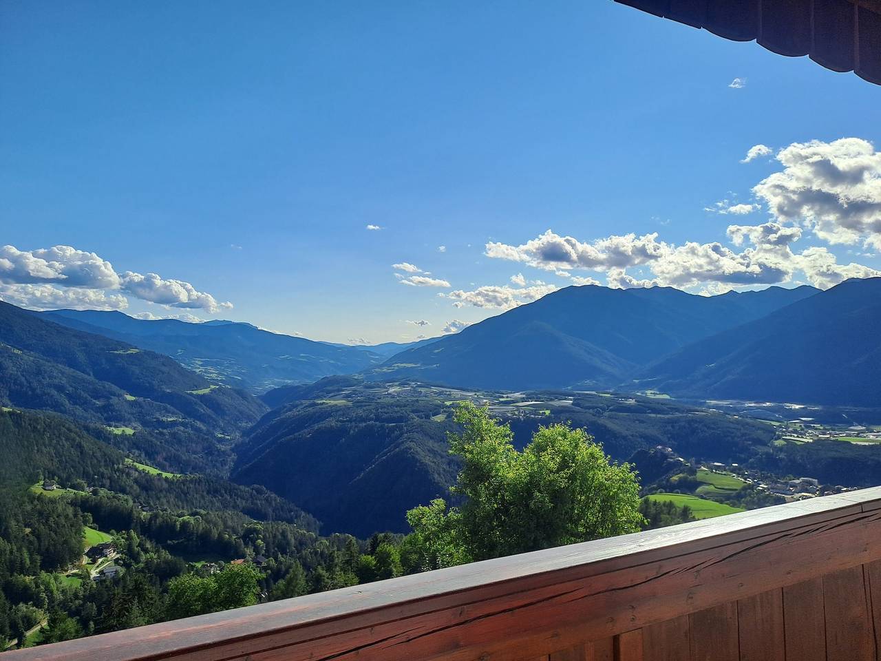 Ganze Wohnung, Ferienwohnung 'Lindenbaum' mit Bergblick, Gemeinschaftsterrasse und Wi-Fi in Gifen, Rodeneck