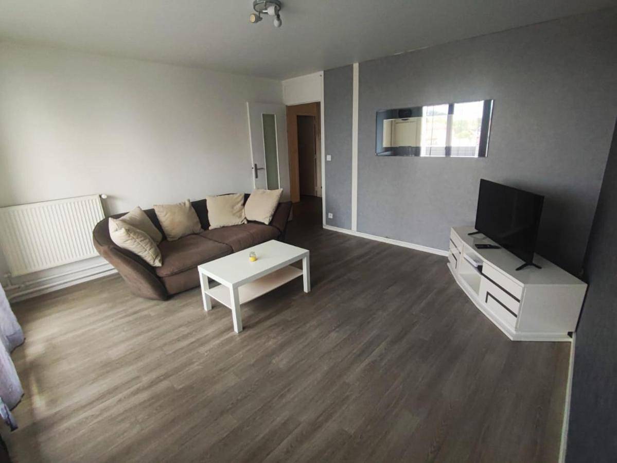 Appartement entier, L'appart de la tour T4 in Pont-de-Chéruy, Région de Vienne