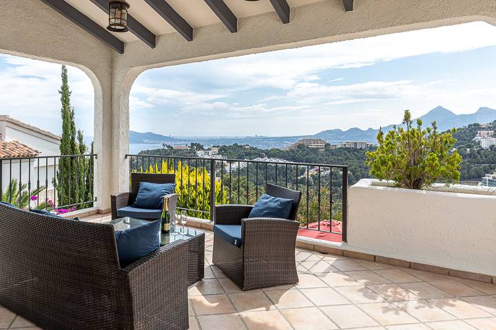 Chalet para 6 personas, con jardín además de terraza y piscina en Marina Baja - 4