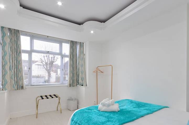 Comfy 4 Bedroom house, Ideal for Workers and Families, Free Parking in Croydon, London
