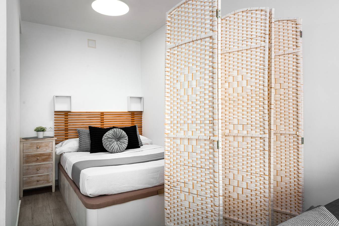 Apartamento entero, Apartamento 'Urbanizacion Kai Alde' con vistas al mar, Wi-Fi y aire acondicionado. in Puerto Deportivo de Estepona, Estepona