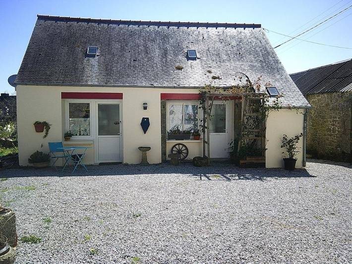 Gîte pour 3 personnes, avec jardin et piscine à Glomel