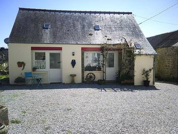 Gîte pour 3 personnes, avec jardin et piscine à Glomel