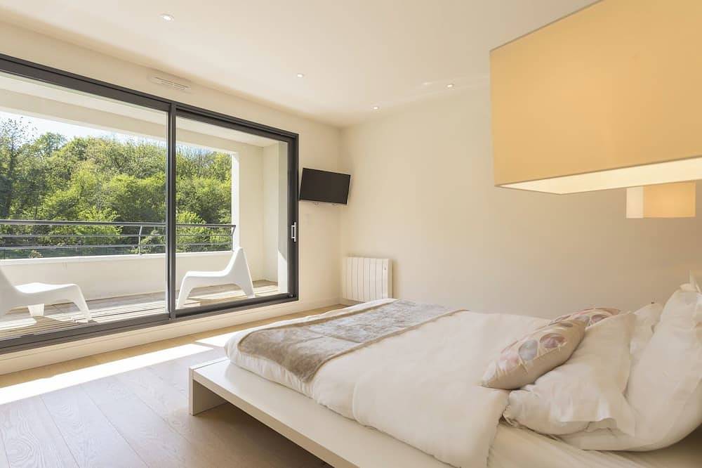 Large architect-designed house near Paris. Ideal for family relaxation in Orgeval, Yvelines