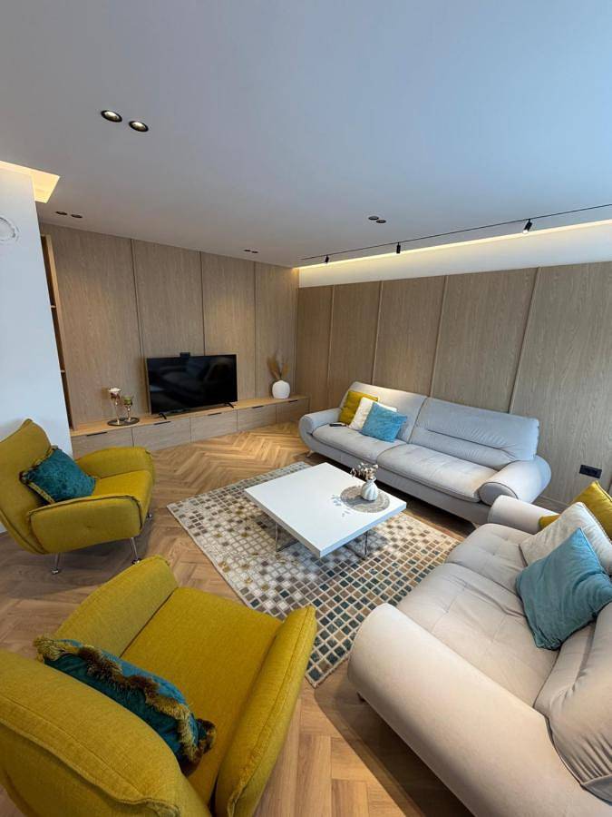 Ferienwohnung für 5 Personen, mit Balkon und Terrasse sowie Ausblick in Kosovo