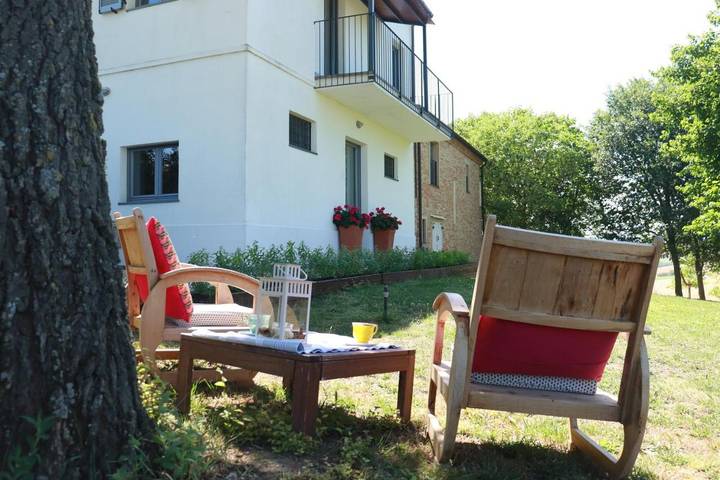 Ferienwohnung für 4 Personen, mit Balkon und Terrasse sowie Garten und Pool