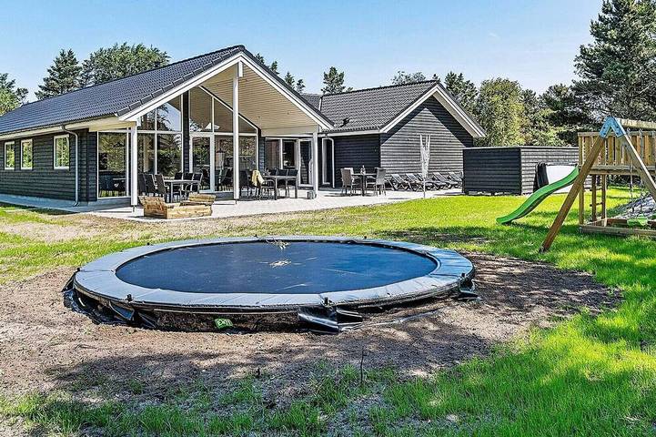 Ferienhaus für 18 Personen, mit Terrasse und Sauna sowie Whirlpool und Pool in Tirpitz Museum (Oksby)