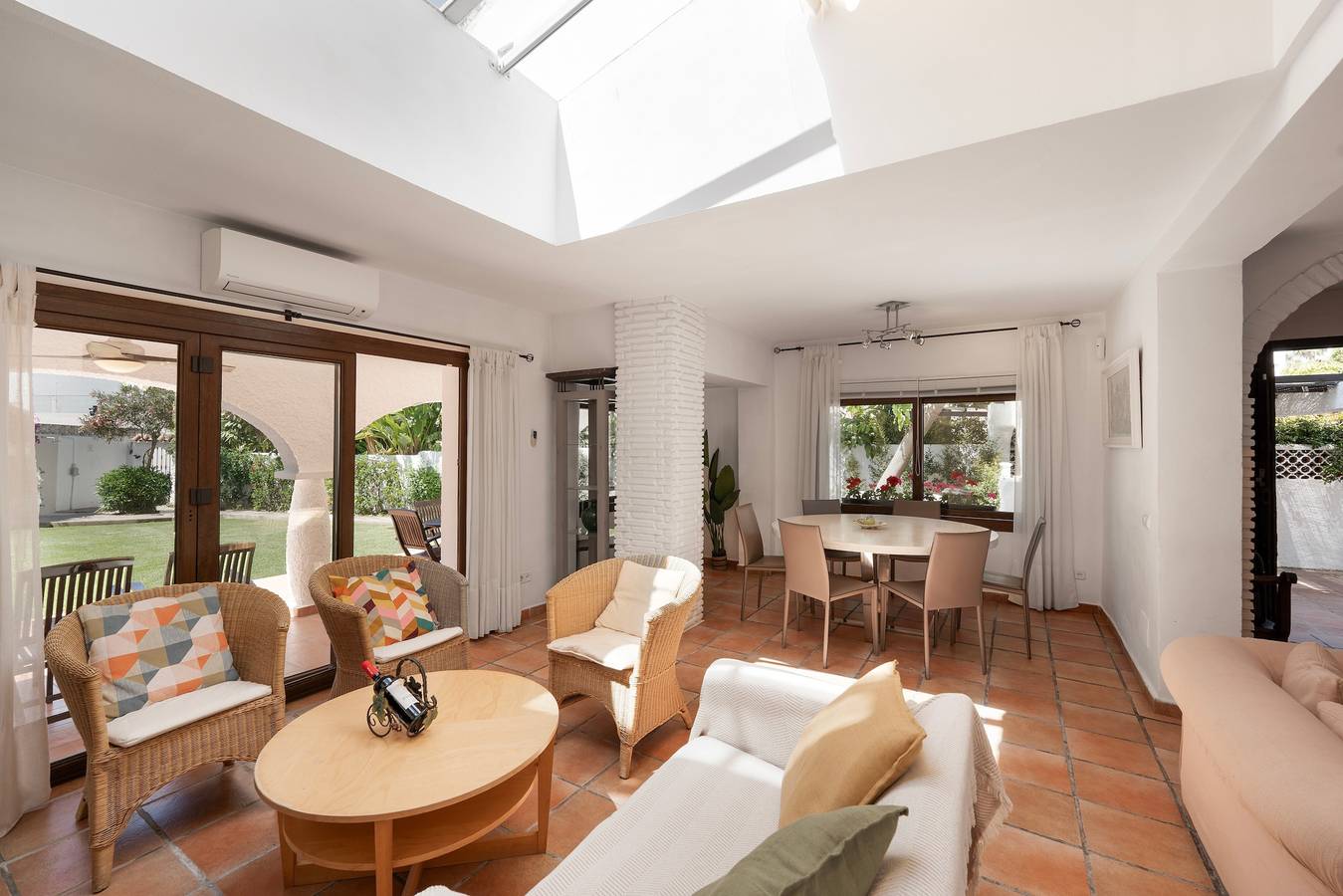 Villa 'By The Beach' de 5 dormitorios con vistas al mar, Wi-Fi y aire acondicionado in San Pedro Alcántara, Marbella