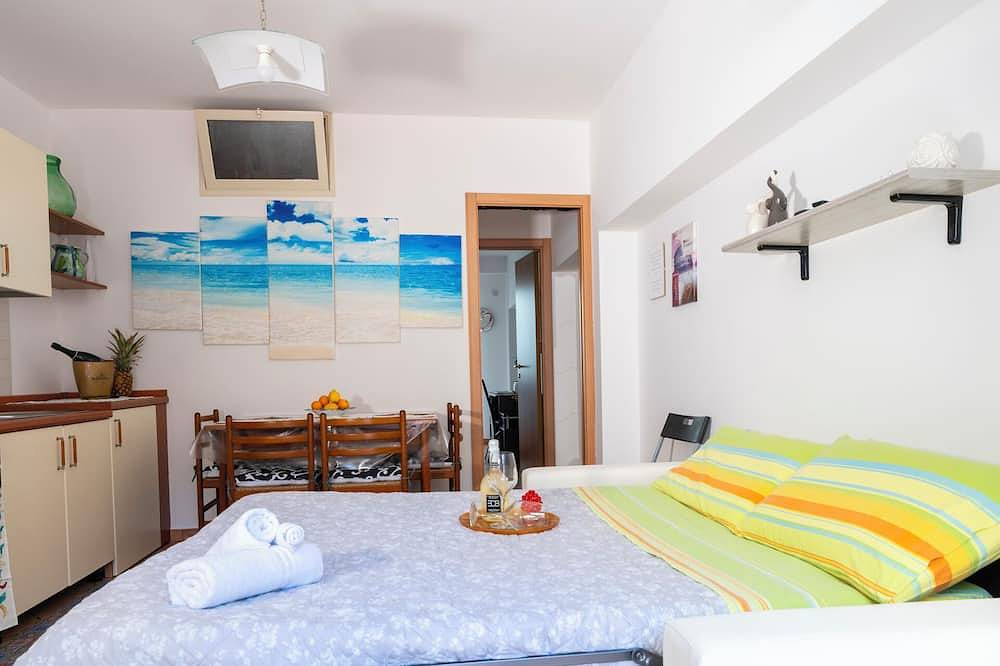 Entire apartment, A Soli 30 Metri Dalla Spiaggia un Appartamento Piccolo e Accogliente al Centro in Letojanni, Messina Province