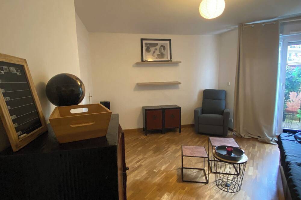 Entire apartment, Quiet, Cosy Studio In Suresnes in Suresnes, Hauts-de-Seine