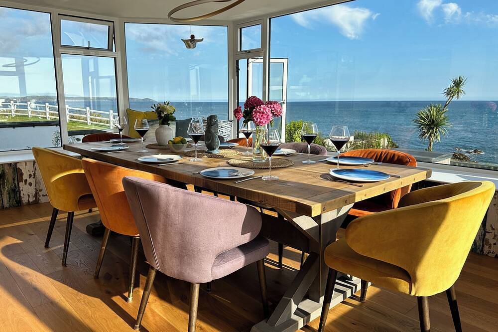 Luxury, Spacious, Beachfront (direct access) House with Breath-taking Sea Views in Downderry, Cornwall