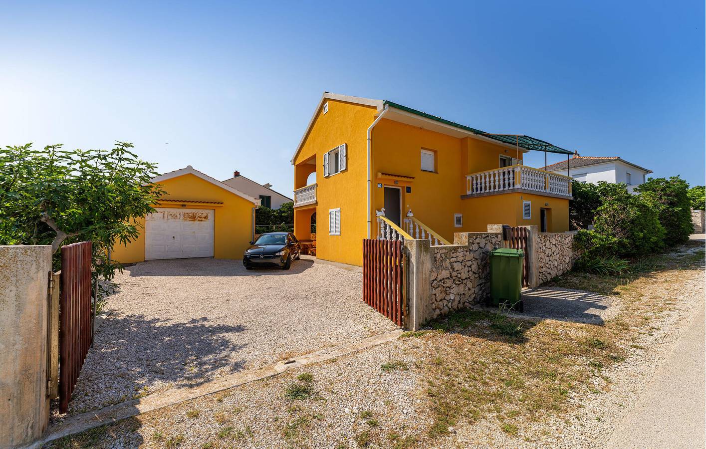 Ganze Ferienwohnung, Gemütliche Ferienwohnung am Meer mit Terrasse und Parkplatz, 400 m von der Küste entfernt in Razanac, Zadar