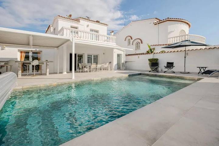 Chalet para 8 personas, con piscina además de balcón y jardín - 1