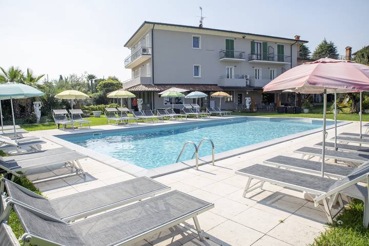 Ferienwohnung für 2 Personen, mit Balkon und Garten sowie Seeblick in Manerba del Garda