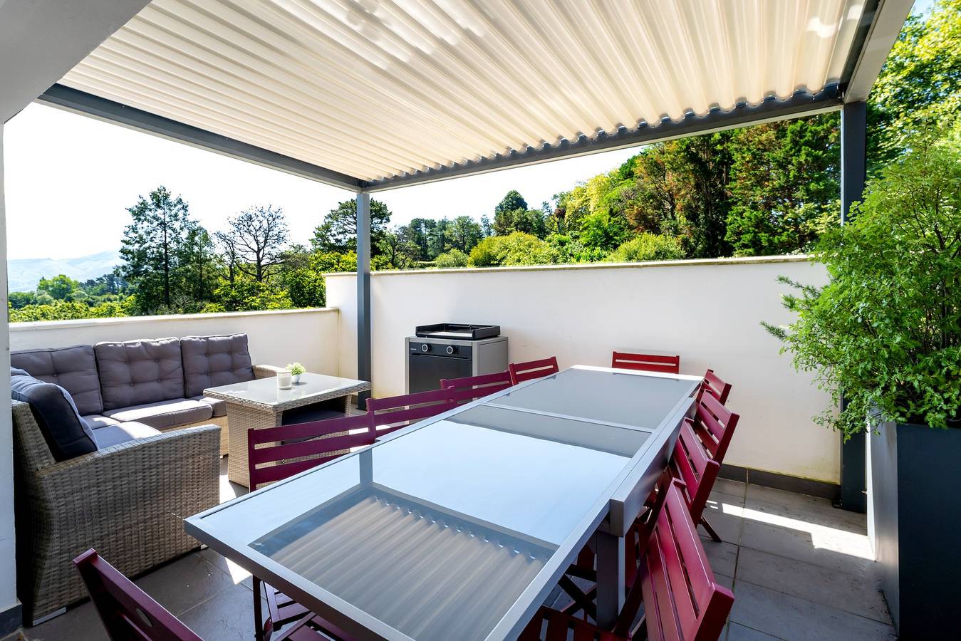 Entire apartment, Holiday Apartment "12 Guests 5km from Hendaye Beach" with Sea View, 2 Terraces & Wi-Fi in Urrugne, Bayonne region