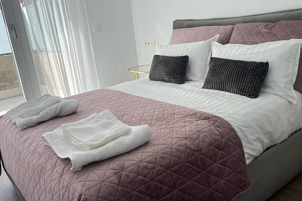 Luxury 2-bedroom villa. swimming-pool and private garden. Wifi. Soria. Adults. in Soria, Soria Province