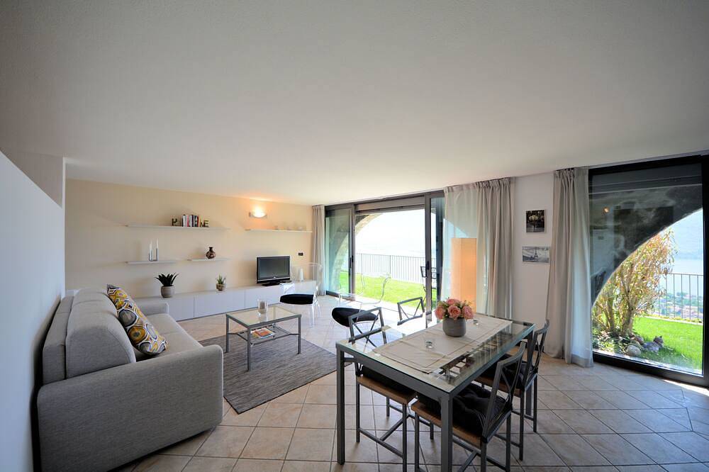 Ganze Wohnung, Lucia house, sunshine and lake view! in Vercana, Gemeinde Vercana