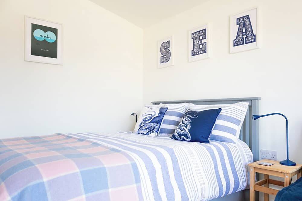 Pear Tree Cabin provides a wonderful base for exploring Whitstable and the surrounding area, celebrating special occasions, or visiting friends and family. Enjoy the local cusine and stroll back to your comfy cabin to watch the sunset. in Whitstable, Kent