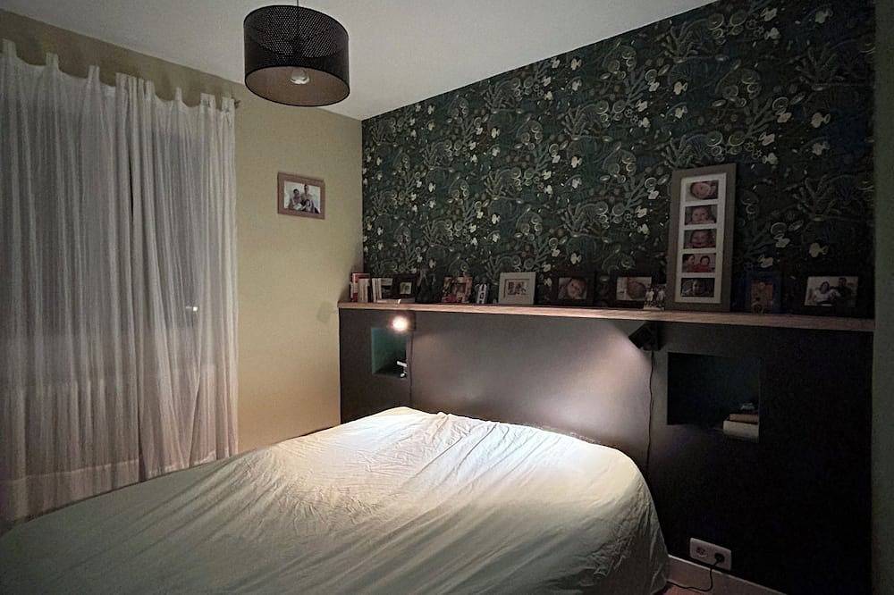 Modern Villa with Private Pool and Game Room – Ideal for 10 People in Saint-Geniès-de-Comolas, Nimes region
