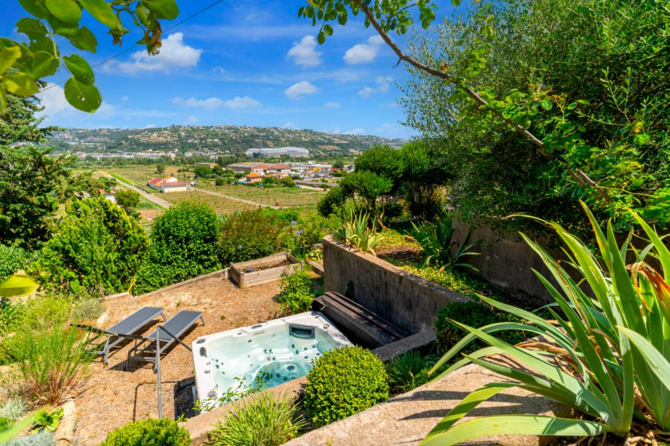 Charming house, 100 m² with garden in Saint-Laurent-du-Var, Region de Cannes