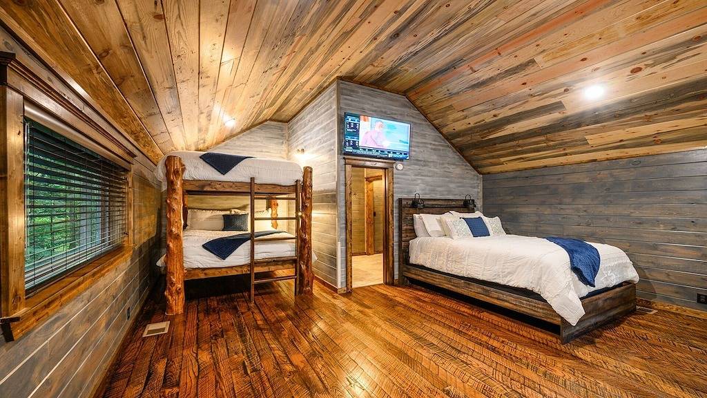 Blue Pine Divine - 1+ Bedrooms, 2 Baths, Sleeps 6, pet friendly, Hot Tub in Broken Bow, Broken Bow Lake