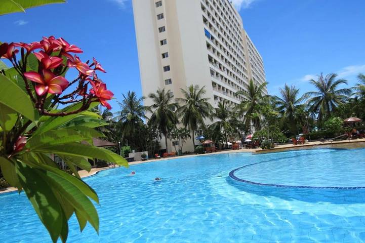 Alojamiento y desayuno para 3 personas, con jardín y piscina - 1