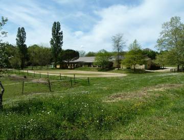 Gîte pour 37 personnes, avec vue sur le lac ainsi que jardin et terrasse à Creysse