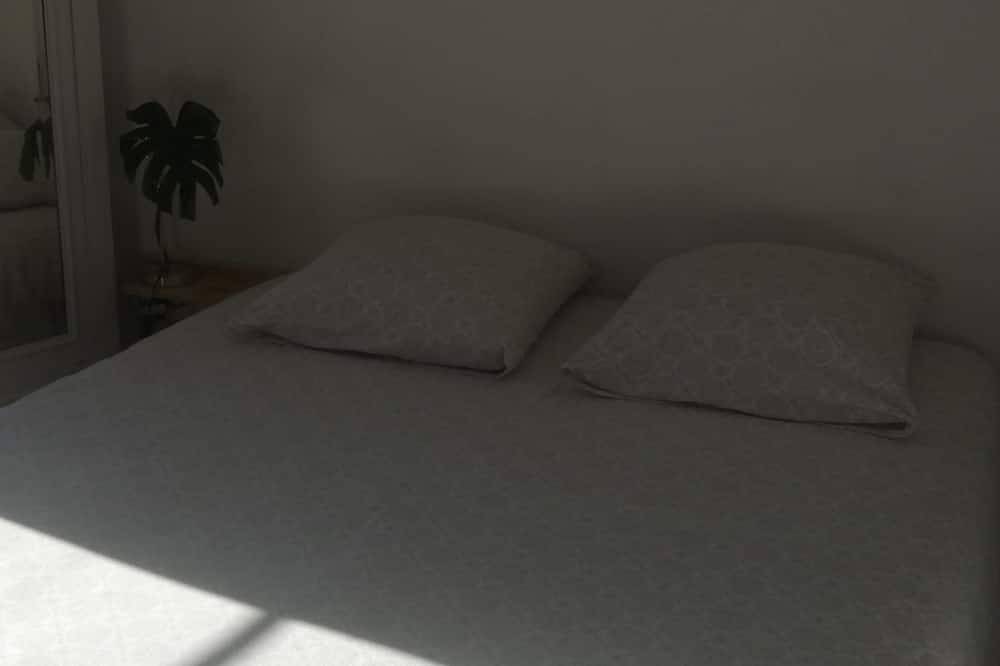 Entire apartment, Short-term rental in Les Milles, Aix-en-Provence