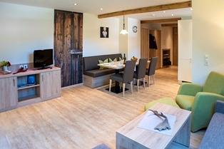 Hütte für 4 Personen, mit Balkon/Terrasse und Balkon sowie Terrasse im Schwarzwald