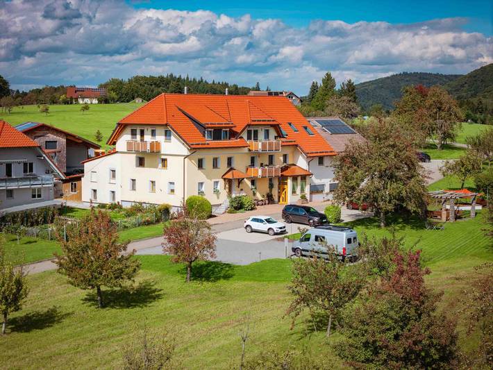 Ganze Wohnung, Ferienwohnung 'Rose' mit Bergblick, Gemeinschaftspool und Wlan in Freiamt, Südschwarzwald