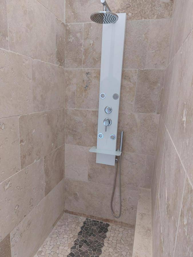 Appartement entier, One-Bedroom Apartment in Aimargues, Côte méditerranéenne (France)