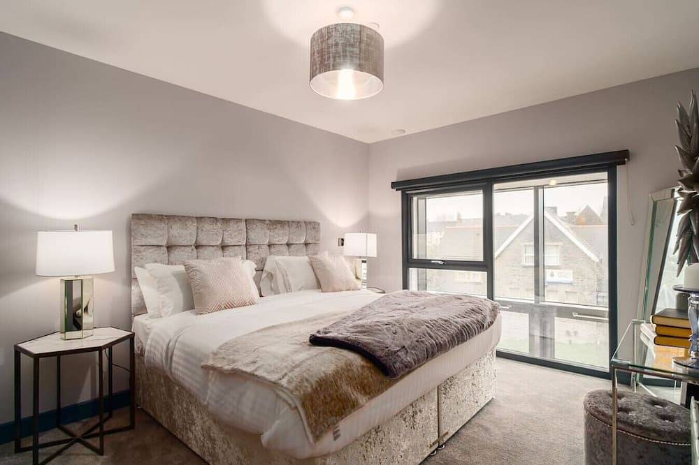 Entire apartment, Exquisite 2 Bed Duplex Apt | Secure Parking | in Penarth, Cardiff