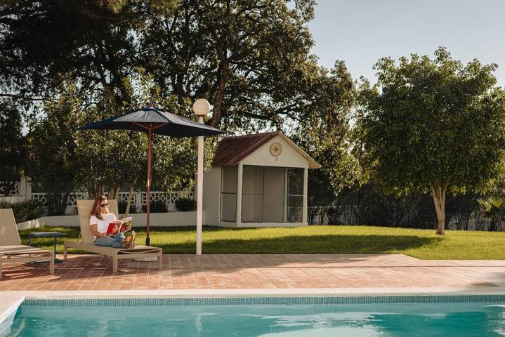 Apartahotel para 2 personas, con piscina además de jardín y vistas en Quarteira