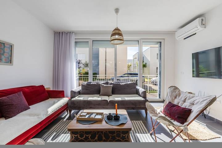 Gîte pour 5 personnes, avec jardin ainsi que balcon et piscine, adapté aux familles dans Lezhë