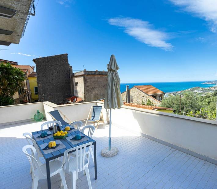 Appartamento intero, La casa di Margiò - Trilocale con terrazza vista mare in Cipressa, Riviera di Ponente