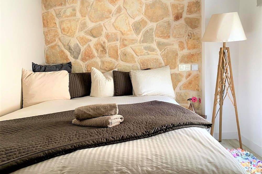Centrally located in Pollensa with wonderful roof terrace views in Pollença Town, Pollença