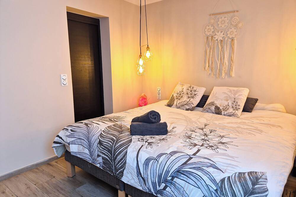 Exceptional villa with swimming pool, large garden and children's play area in Berre-les-Alpes, Nizza und Umgebung